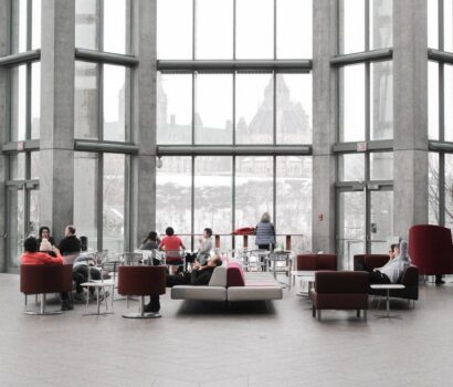 De beste oplossing tegen kou: goede kozijnen met screens of buitenjaloezieën